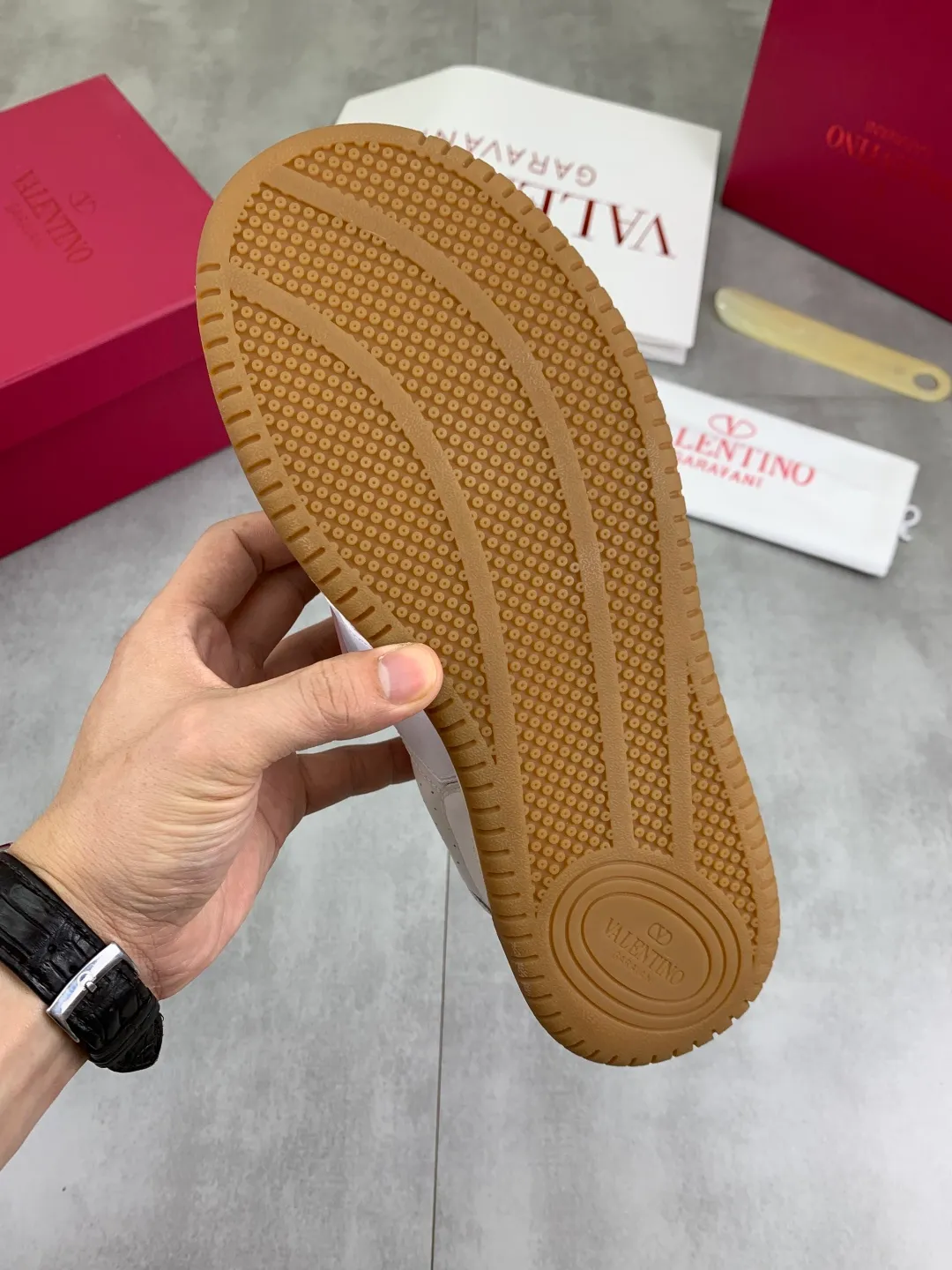 Men's men's shoes 💰P680 New Valentino 𝑶𝒏𝒆𝑺𝒕𝒖𝒅 Couple's sports shoes series Valentino 2025 new couple's sports shoes are on sale. The original ZP purchase and dismantling. Repeated pattern making and modification. 1:1 restoration! Top luxury masterpiece Velcro design Soft and comfortable imported calfskin brings excellent elegant texture and excellent on-foot comfort Top purchasing version upper: imported calfskin surface/original oil edge craftsmanship Lining: water-dyed sheepskin lining Outsole: original development 𝐓𝐏𝐔 two-color combination outsole Packaging: original configuration complete package Code number: 35-46